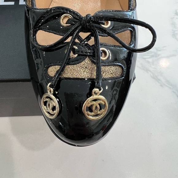 CHANEL 2006 karl lagerfeld collection gold & black patent leather pumps IT 40.5 - Picture 2 of 11